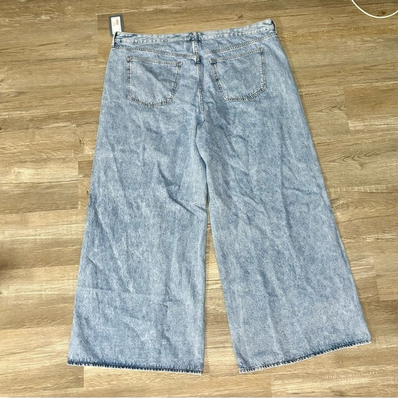 Mid-Rise Super Wide Legged Jeans Size 22 - Picture 2 of 9